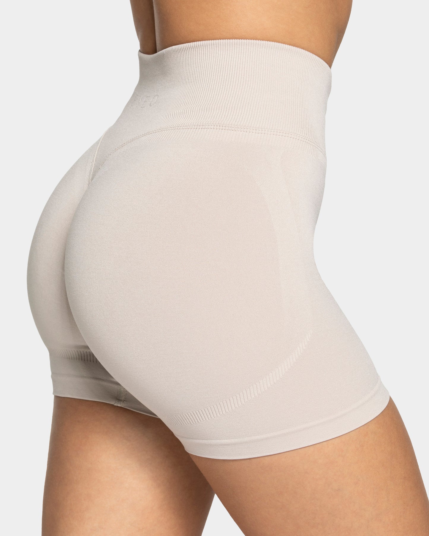 Femme Sculpt Scrunch Short "Cream"