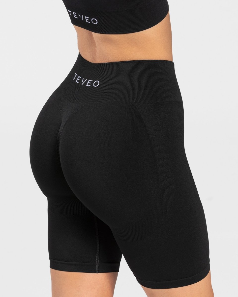 Charming Scrunch Short "Schwarz" - TEVEO